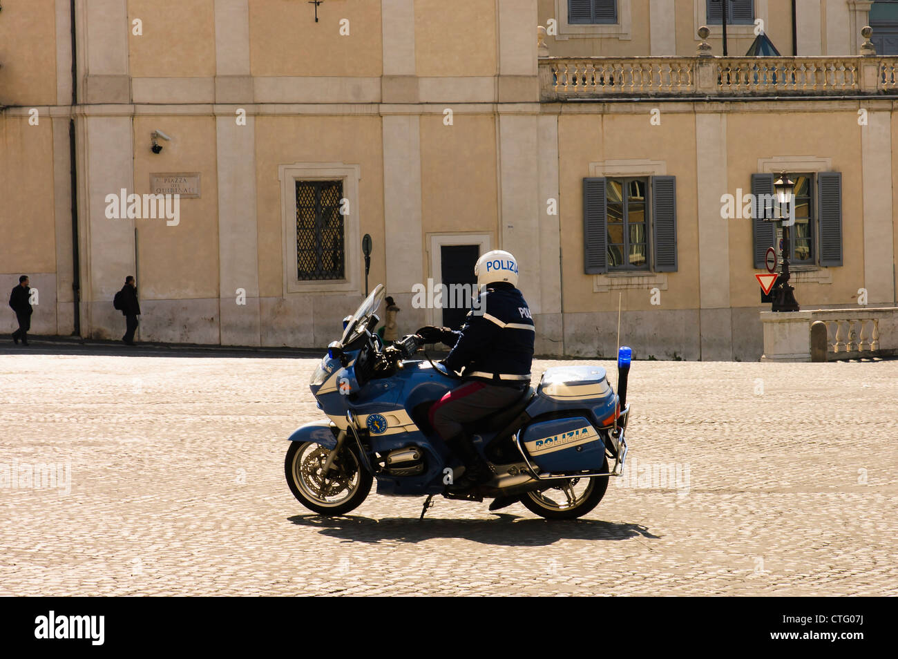 Motociclo poliziotto (polizia) sul dazio in piazza del Quirinale, Roma Foto Stock