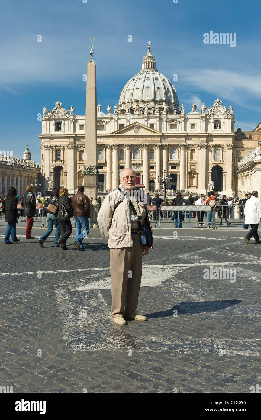 Un perfetto anziani turistico con un fastidioso espressamente sorridere di fronte al Vaticano, Roma, Basilica Saint-Peter Foto Stock