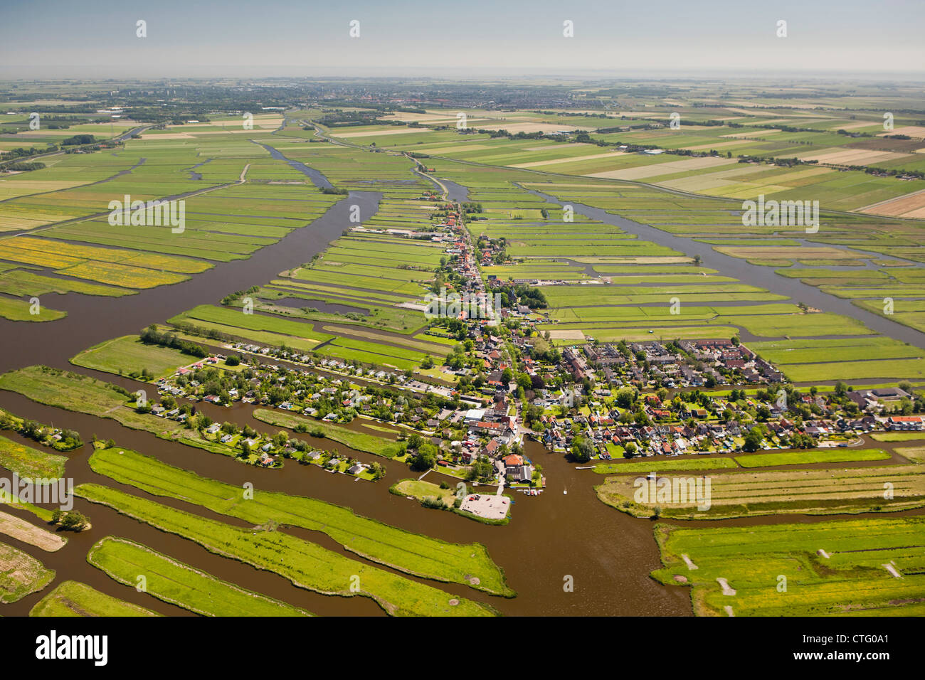 I Paesi Bassi, Jisp, antenna, il borgo e il paesaggio di polder. Foto Stock