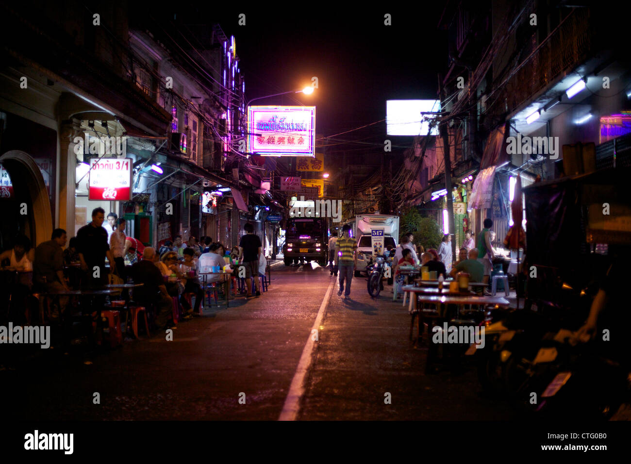 Strada di notte, Bangkok, Thailandia Foto Stock