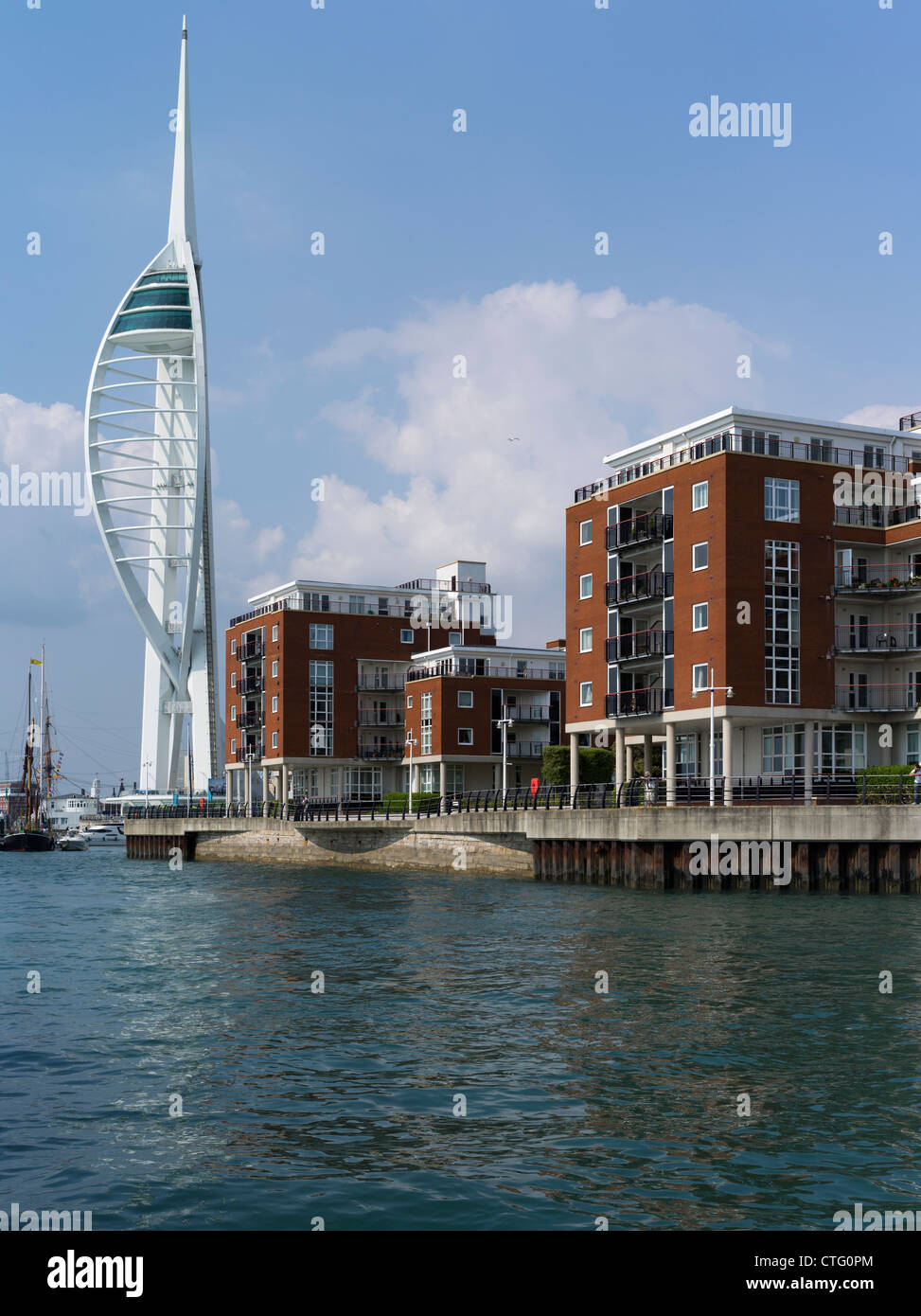 dh Millennium Spinnaker Tower PORTSMOUTH HAMPSHIRE Appartamenti moderni fronte mare lusso regno unito alloggio porto inghilterra architettura case home building Foto Stock