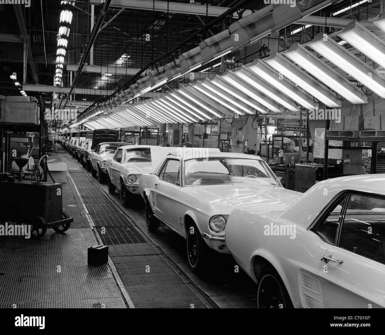 Anni sessanta INTERNO DELLA FORD MUSTANG IMPIANTO CON quasi finito auto sulla linea di assemblaggio Foto Stock