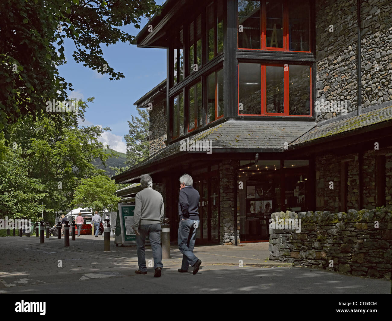 Persone turisti visitatori a piedi vicino al Teatro sul lago In estate Keswick Cumbria Inghilterra Regno Unito GB Great La Gran Bretagna Foto Stock