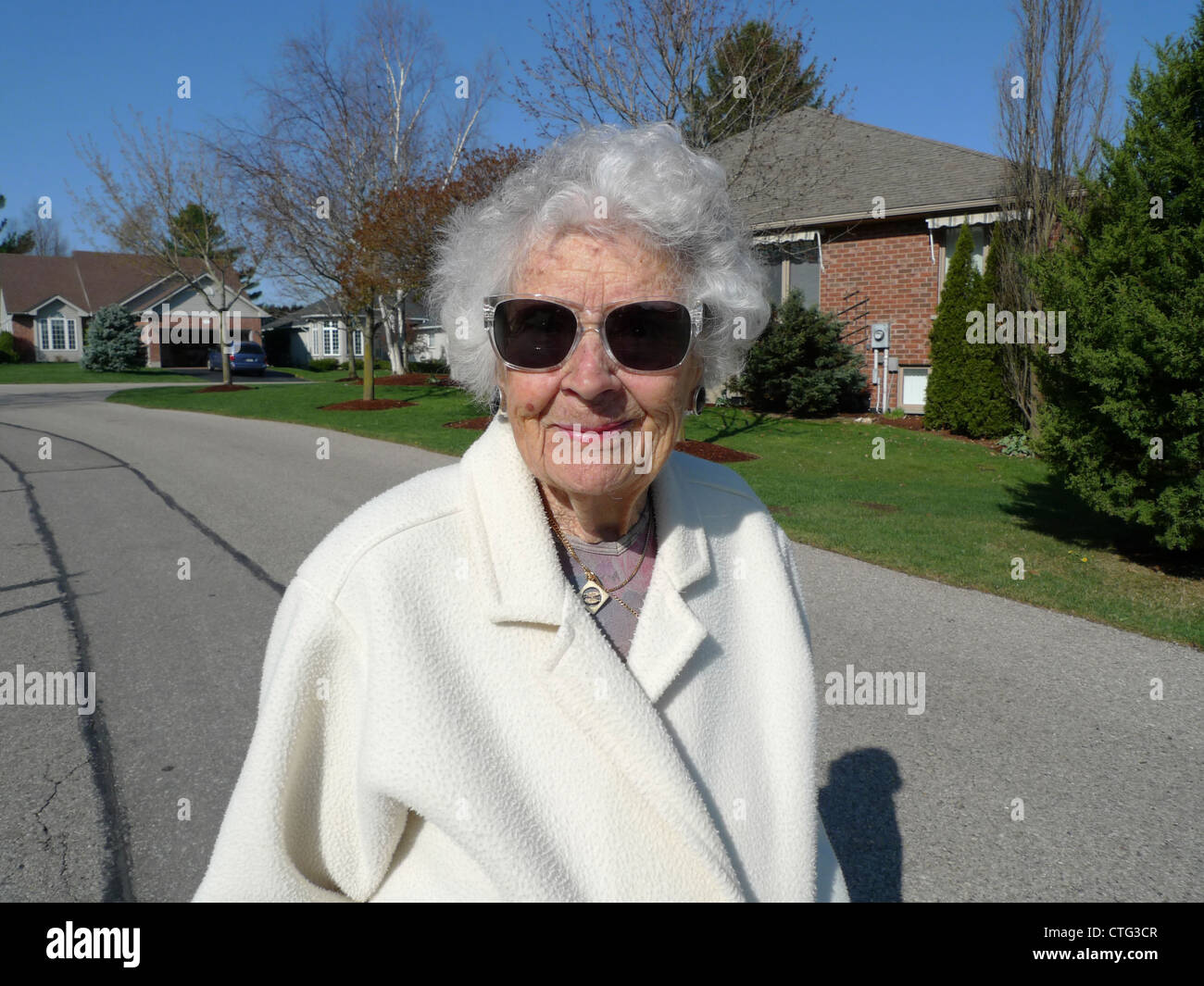 Un indipendente di active 97 anno vecchia donna al di fuori di casa sua in una strada verde Foxboro Baden Ontario Canada KATHY DEWITT Foto Stock