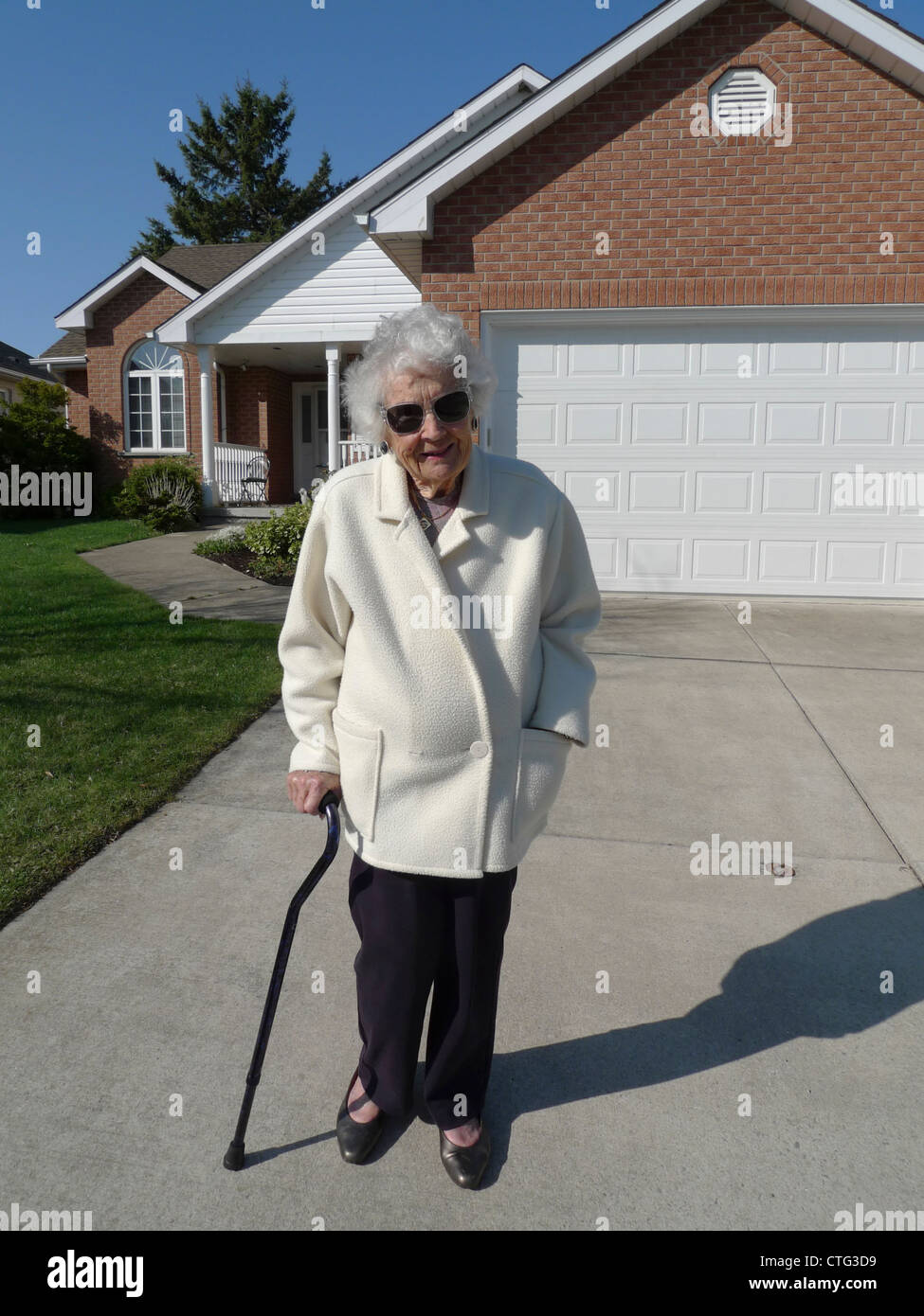 Un attivo in modo indipendente 97 anno vecchia donna fuori dalla sua casa in Foxboro verde stile di vita adulta Comunità Ontario Canada KATHY DEWITT Foto Stock