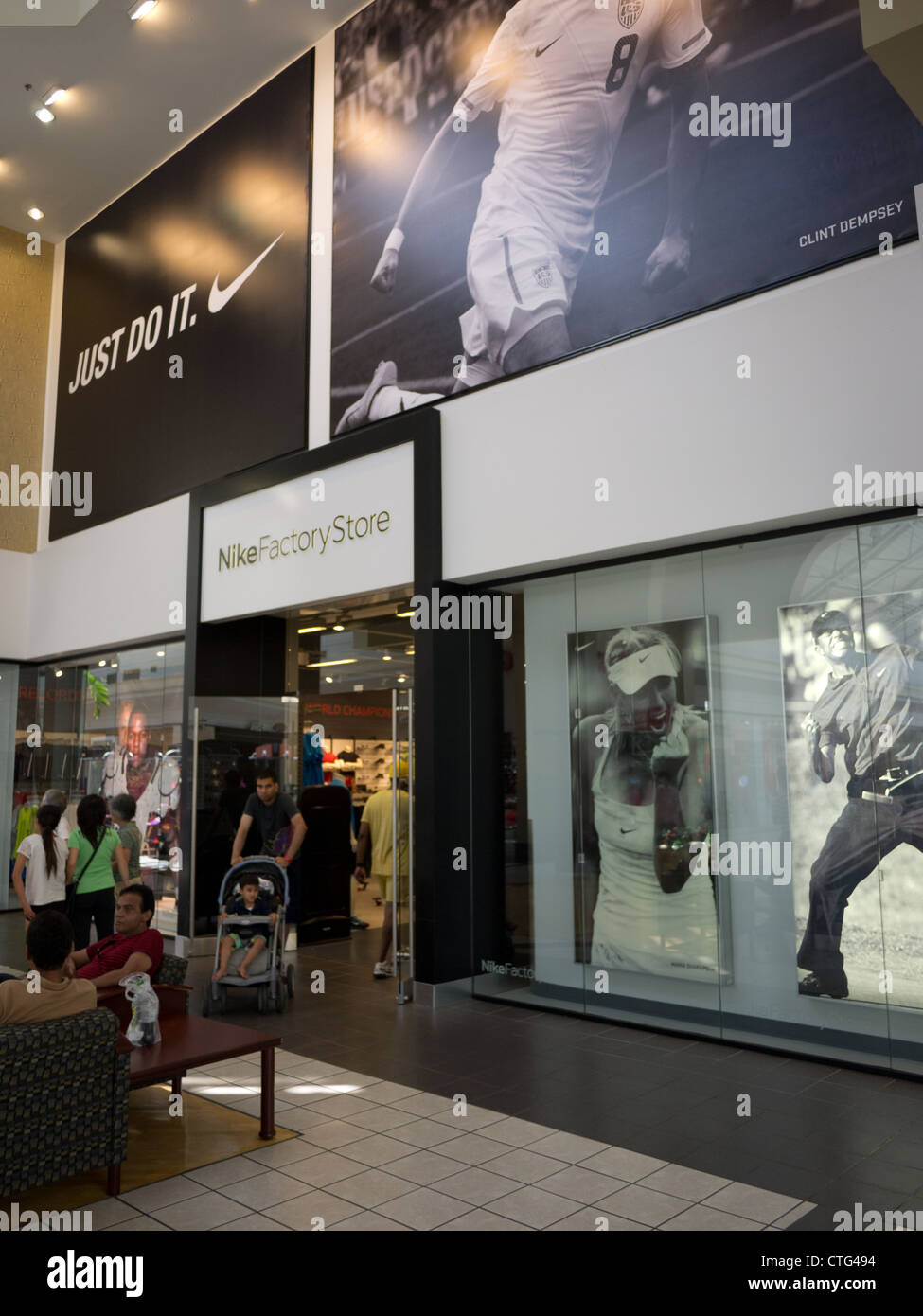 Nike factory store ingresso all'interno di Centro shopping Foto Stock