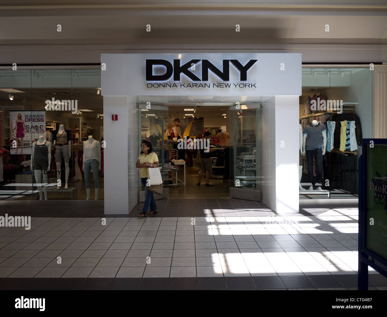 Dkny lussuoso ingresso del negozio all'interno del Mall Foto Stock