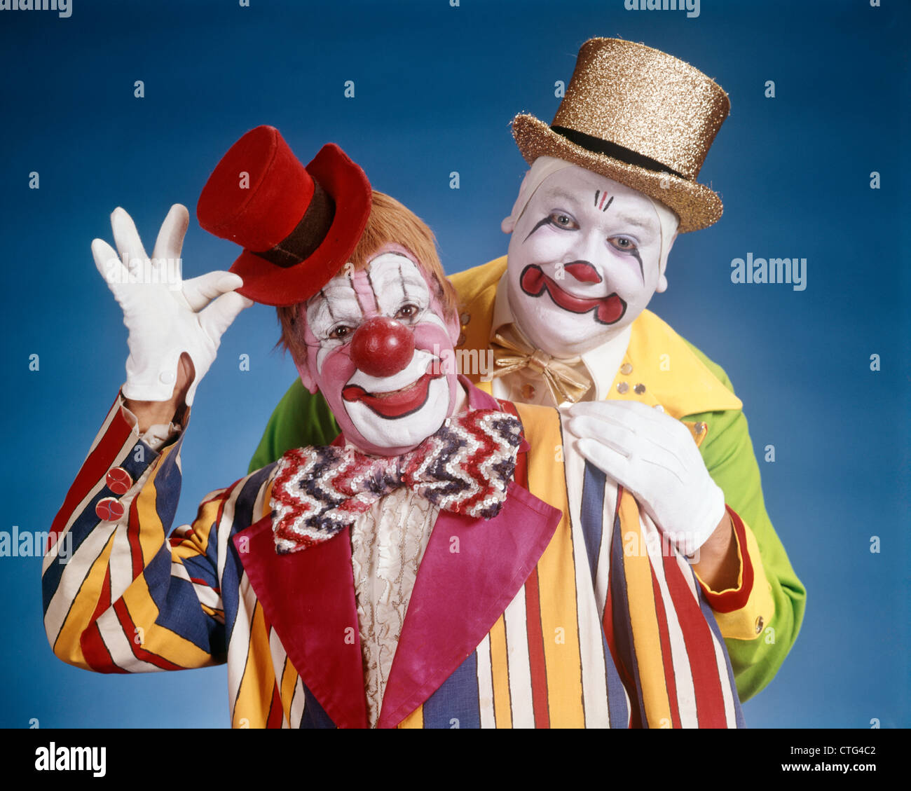 anni-settanta-ritratto-di-due-clown-sorridente-guardando-la-fotocamera-ctg4c2.jpg