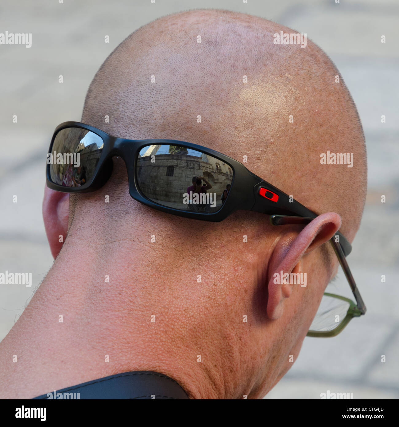 Ritratto di un uomo in grassetto indossando occhiali da sole in modo errato. Gerusalemme. Israele. Foto Stock