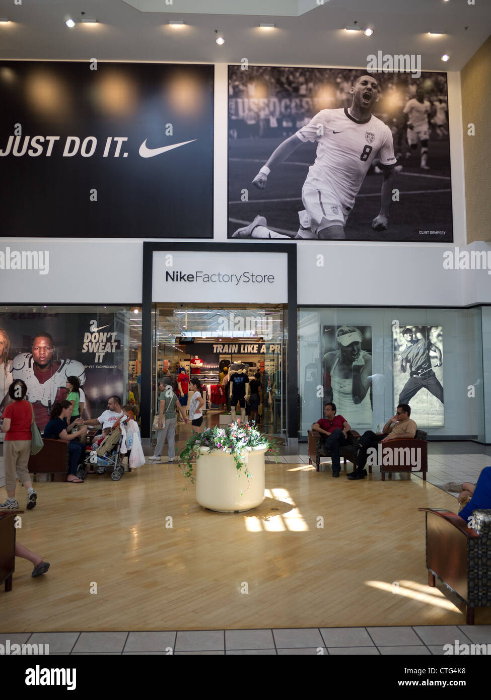 Nike factory store ingresso all'interno di Centro shopping Foto Stock