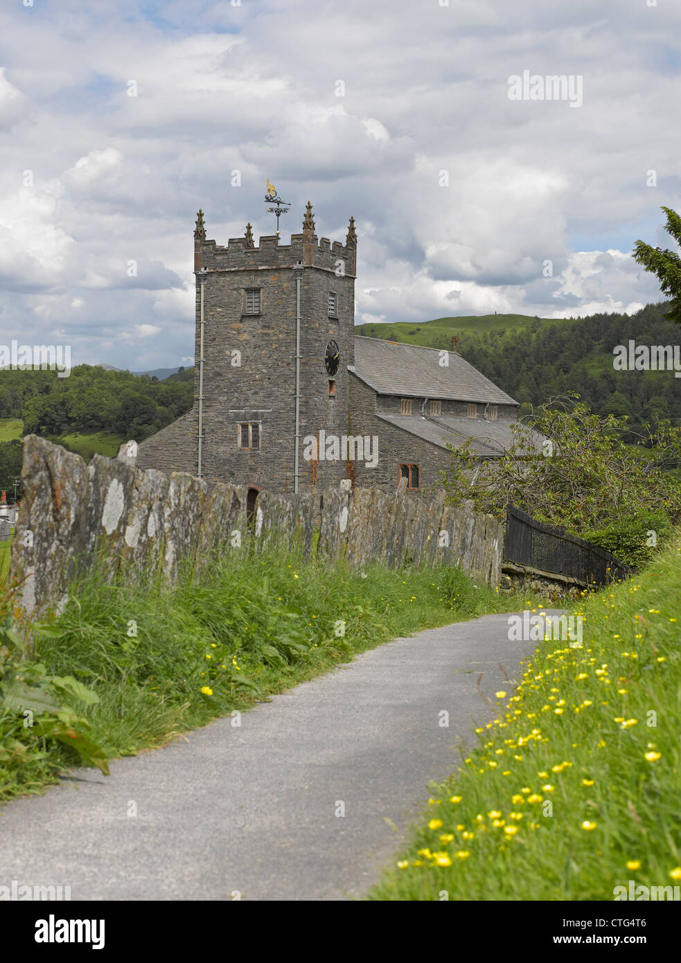 Sentiero pedonale al 15 ° secolo chiesa parrocchiale villaggio di St Michael e tutti gli Angeli in estate Hawkshead Cumbria Inghilterra UK Regno Unito Gran Bretagna Foto Stock