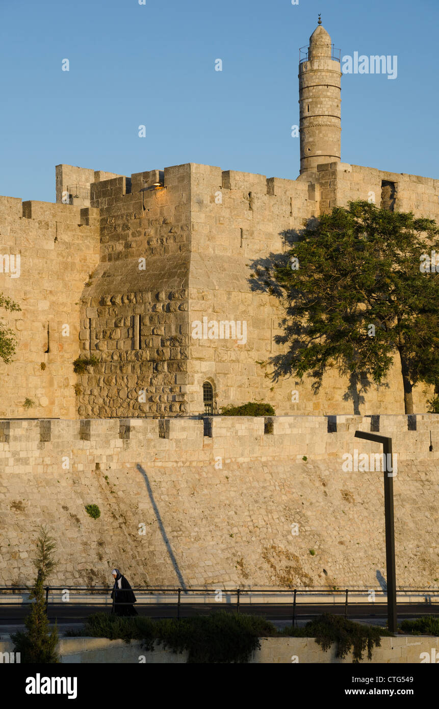 David Citadel. Visualizzare con la donna a piedi fino alla rampa. Gerusalemme la città vecchia. Israele. Foto Stock
