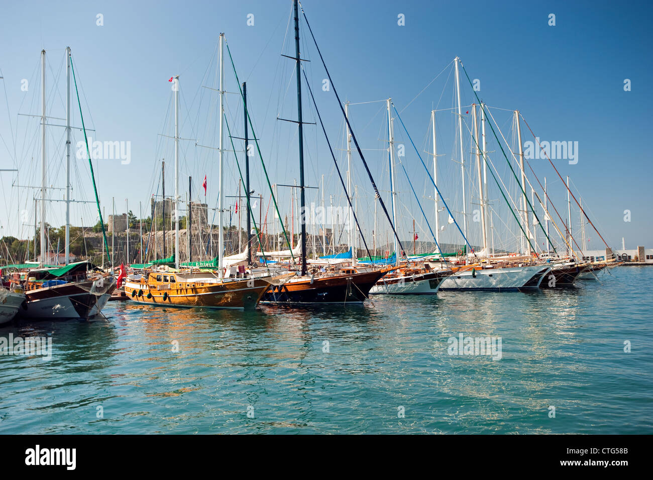 Porto di Bodrum con le tradizionali barche di legno e il castello di Turchia Foto Stock