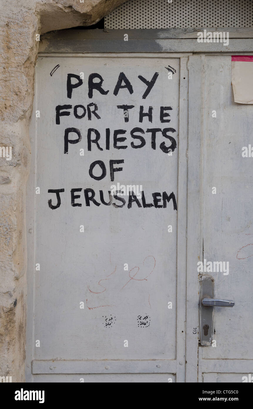 Pregare per i sacerdoti di Gerusalemme grafitti su una porta. Gerusalemme la città vecchia. Israele. Foto Stock