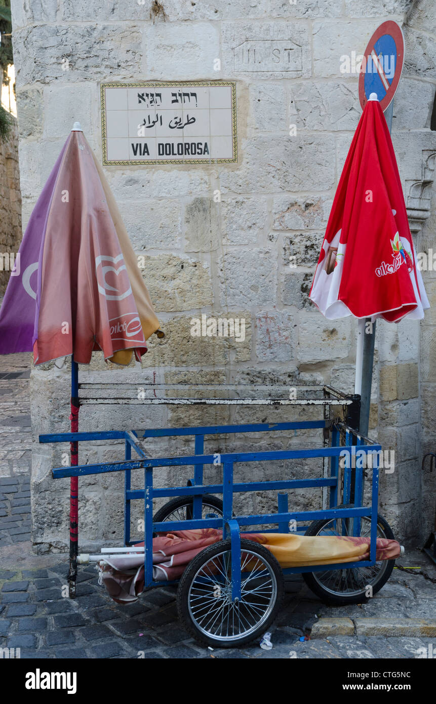 Via Dolorosa strada segno con il trolley e ombrelloni. Il Quartiere Musulmano. Gerusalemme la città vecchia. Israele. Foto Stock