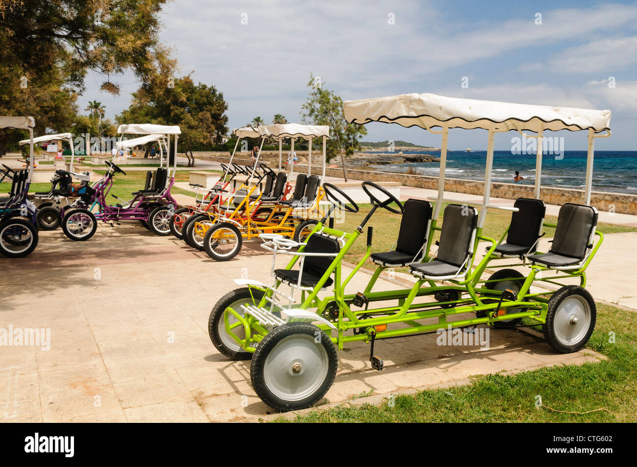 La selezione delle quattro ruote e 4 sedile ciclo turistica come visto in molti stabilimenti balneari Foto Stock
