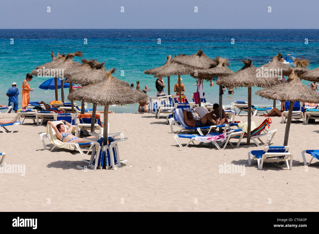 Affollata spiaggia di S'Illot, Mallorca/Maiorca Foto Stock
