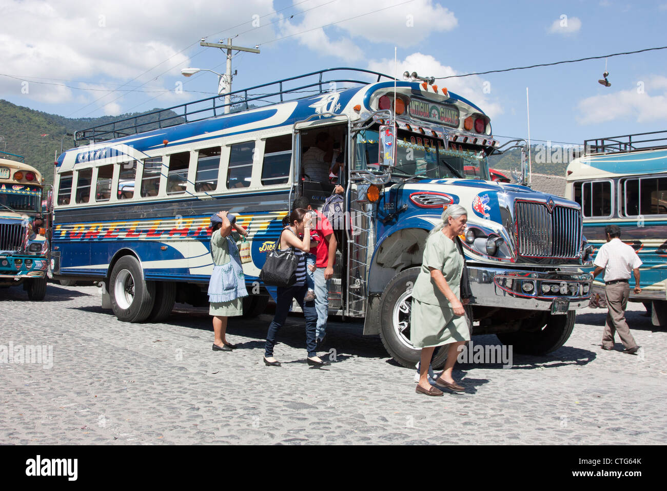 Decorate luminosamente bus locale (pollo bus) con partenza dalla stazione degli autobus di Antigua Guatemala America Centrale Foto Stock