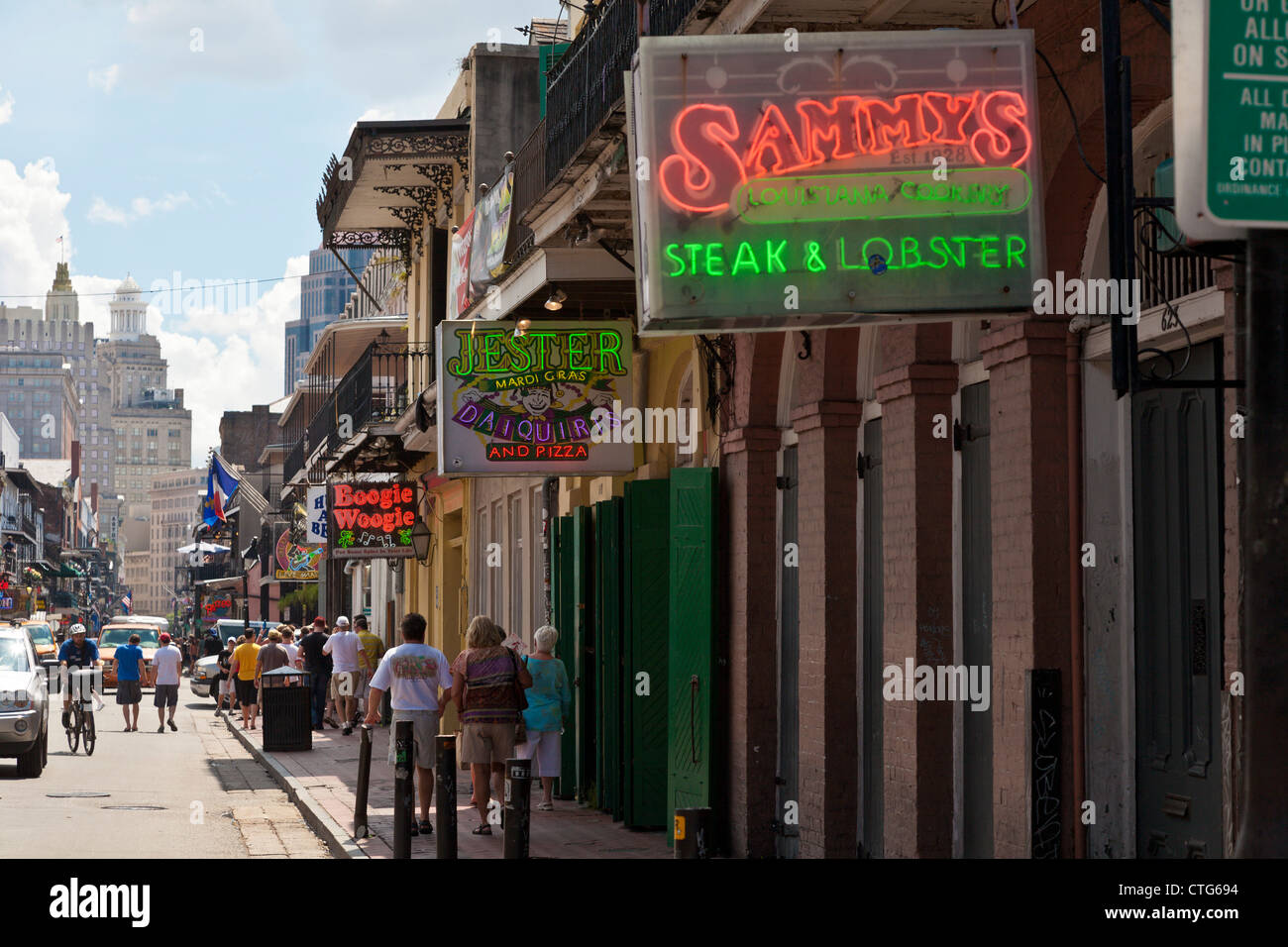 Insegne al neon pubblicizzare ristoranti e bar lungo Bourbon Street nel Quartiere Francese di New Orleans, LA Foto Stock