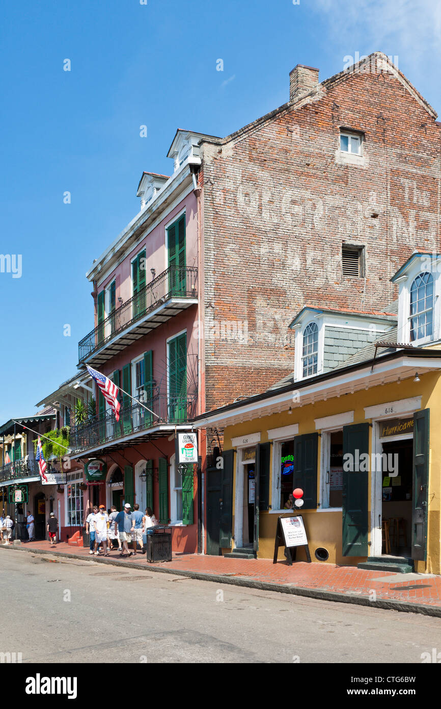 Il vecchio segno dipinto sulla costruzione di mattoni su Bourbon Street nel Quartiere Francese di New Orleans, LA Foto Stock