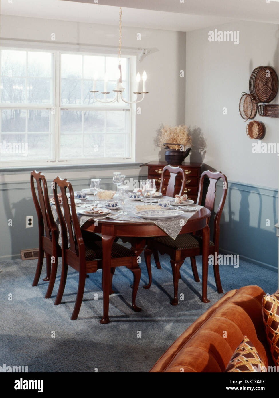 Anni Settanta dining room interior 4 sedie a tavola insieme per pasto moquette blu ferroviario sedia Foto Stock