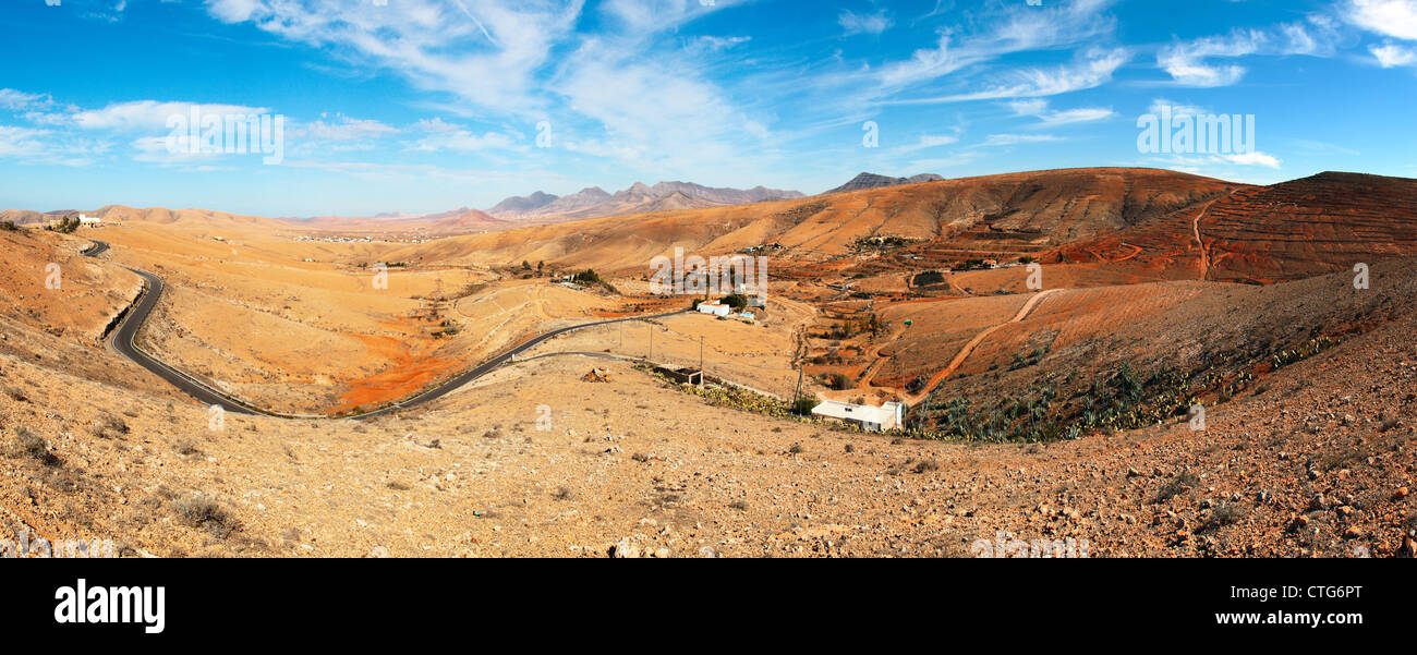Winding Road nella regione montagnosa dell'isola vulcanica di Fuerteventura Foto Stock