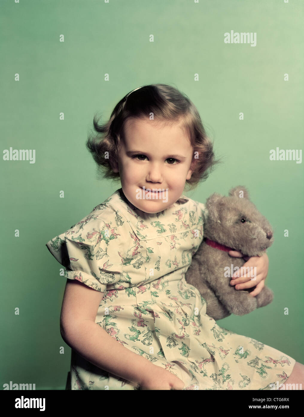 Anni Cinquanta ritratto TODDLER sorridente ragazza con animali impagliati TOY Foto Stock