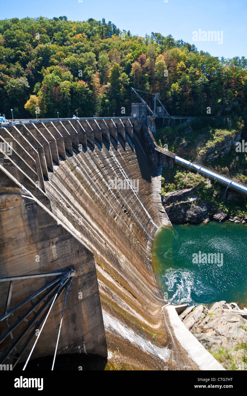 Diga Cheoah produce energia idroelettrica e forma il serbatoio Cheoah nel centro sud della Carolina del Nord Foto Stock