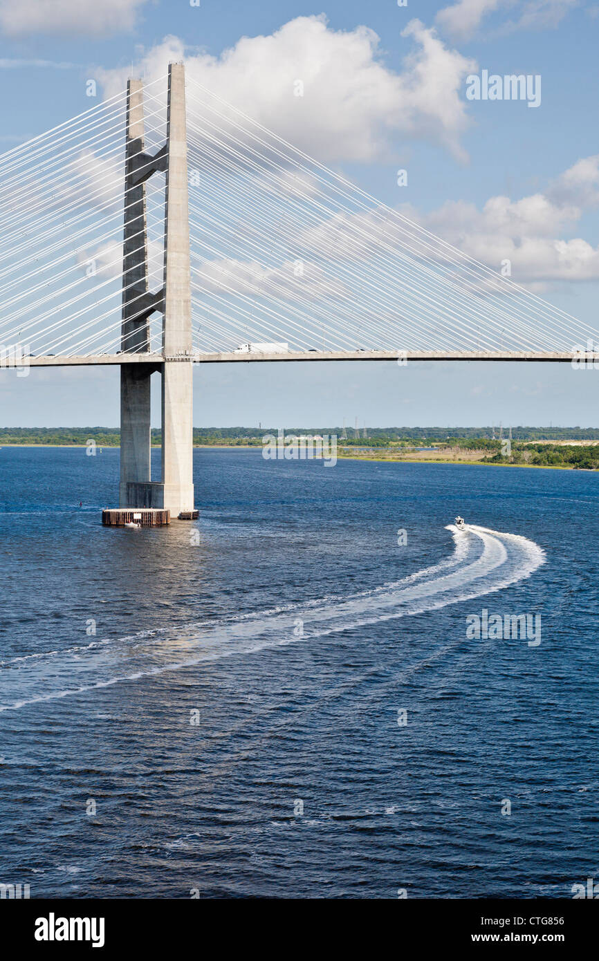 Barca commerciale passa sotto il Dames Point Bridge sul fiume del St Johns a Jacksonville, FL Foto Stock