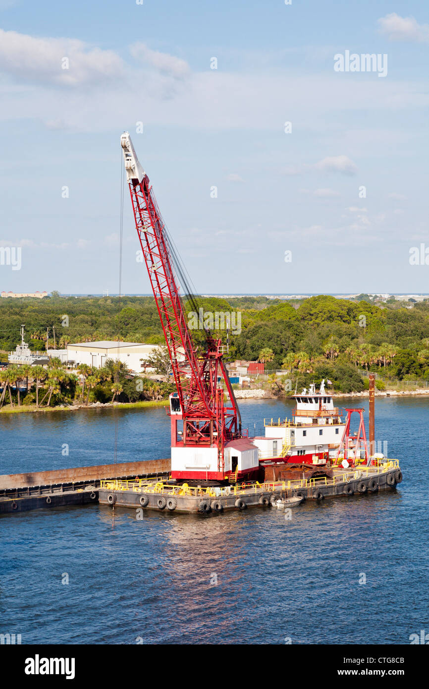 Crane barge e rimorchiatore ormeggiata nel fiume del St Johns a Jacksonville, Florida, Stati Uniti d'America Foto Stock