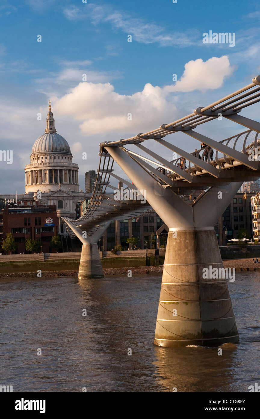 Il London Millennium Footbridge, che attraversano il fiume Tamigi nella City di Londra, Inghilterra. Foto Stock