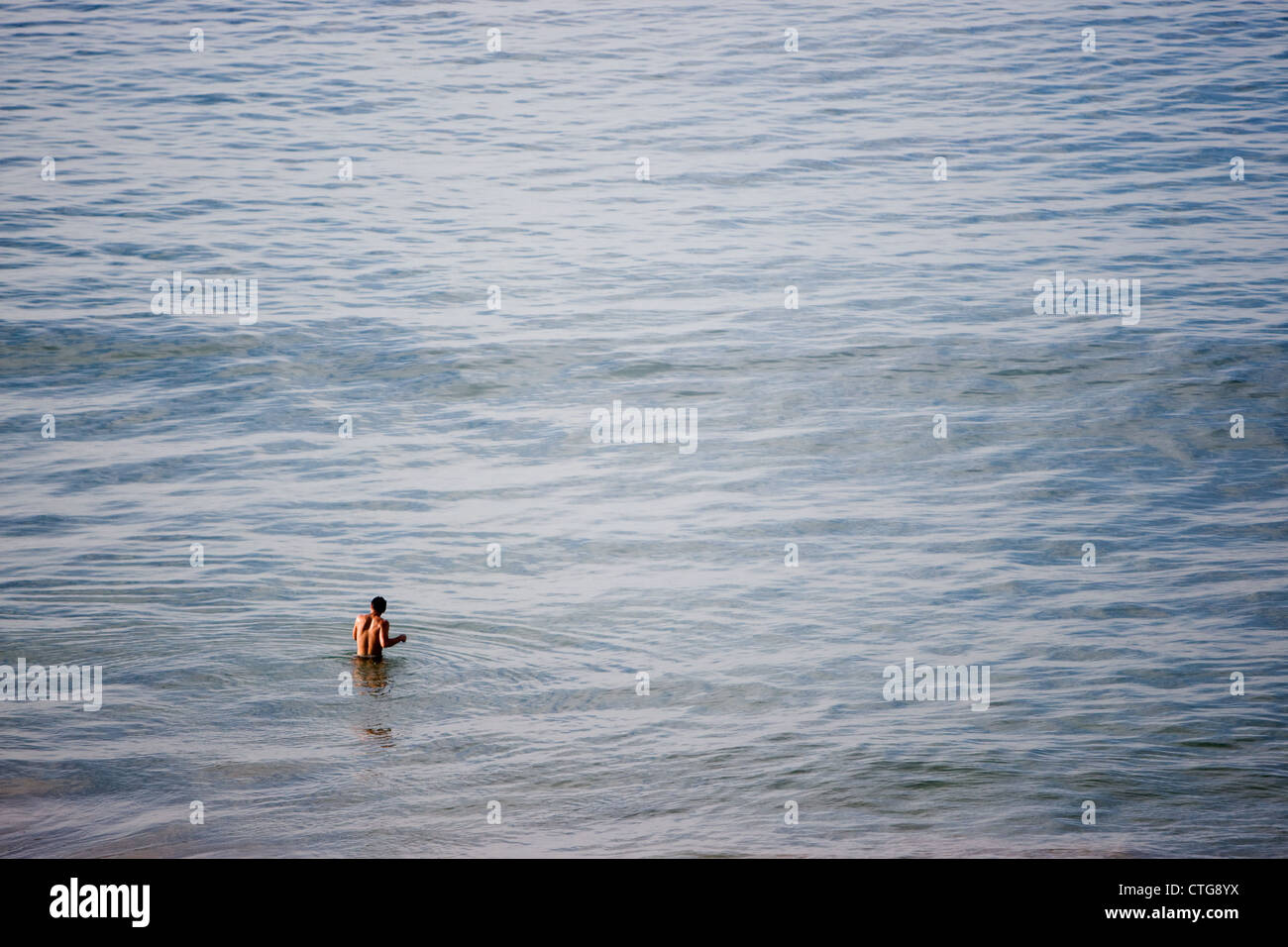 Nuotatore nel blu del mare in Marocco. Foto Stock