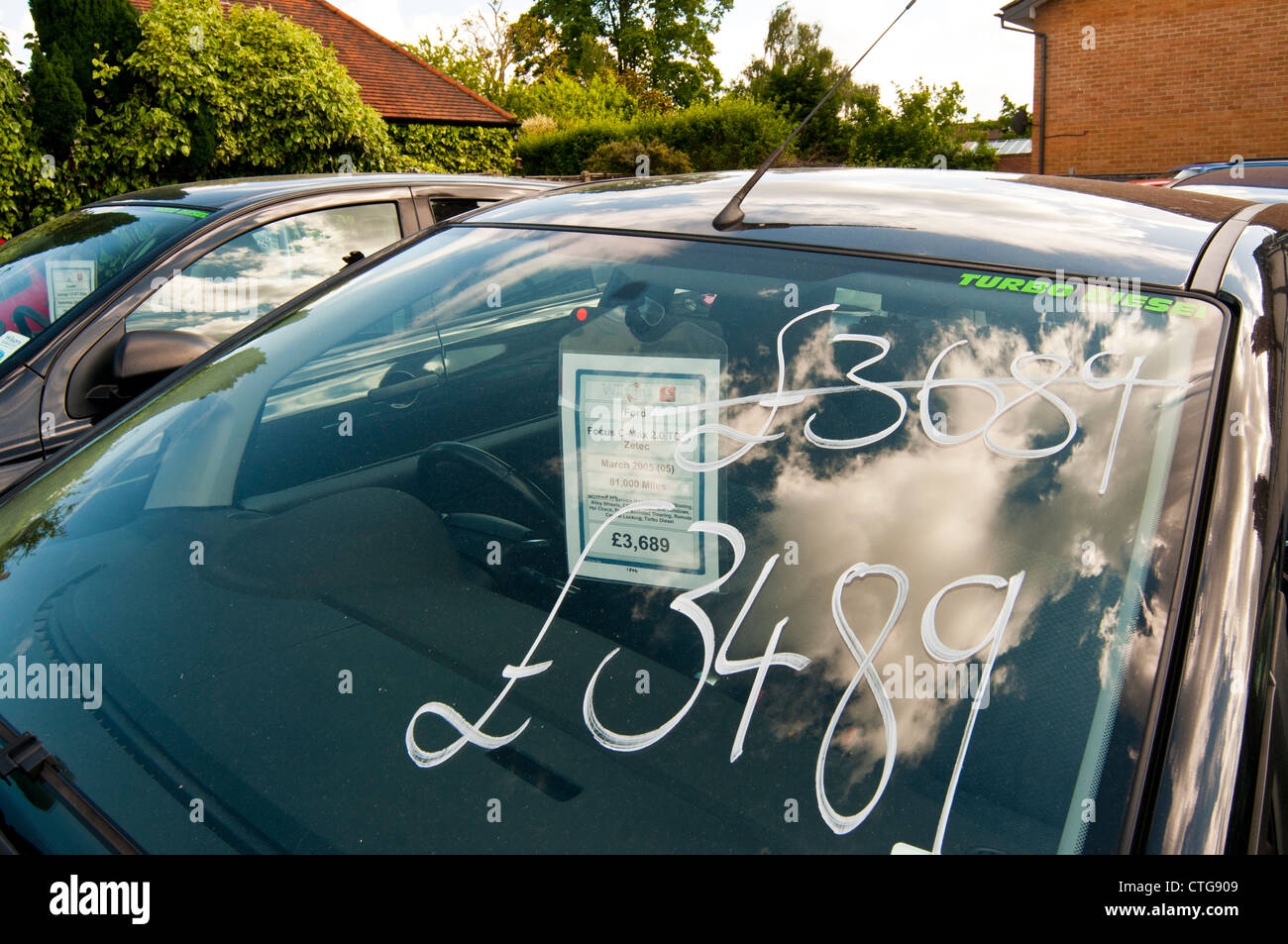 Auto di seconda mano con ulteriore riduzione di prezzo, Surrey, Regno Unito Foto Stock