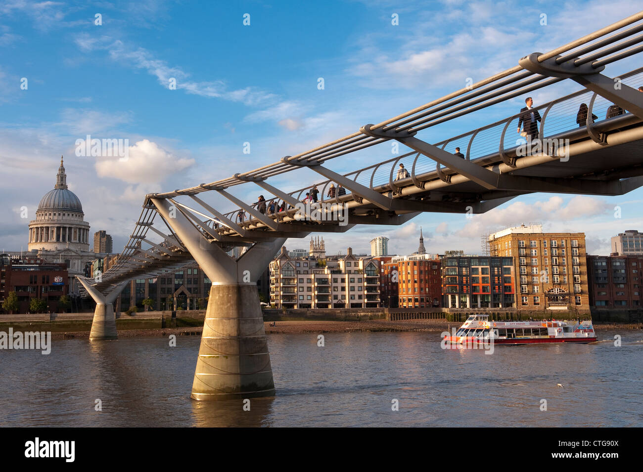 Il London Millennium Footbridge, che attraversano il fiume Tamigi nella City di Londra, Inghilterra. Foto Stock