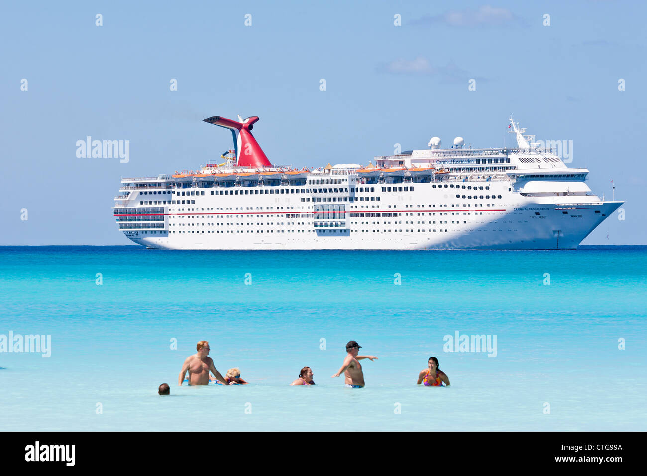La nave di crociera passeggeri giocare in acqua mentre la nave è ormeggiata presso Half Moon Cay, Bahamas Foto Stock