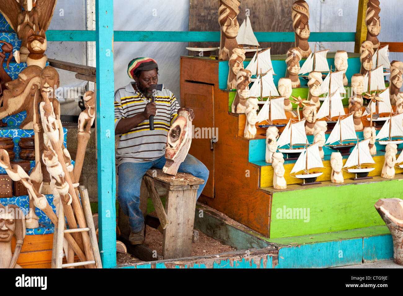 Nativo di nero delle Bahamas legno intaglia i regali e souvenir presso il Mercato della paglia in Nassau, Bahamas Foto Stock