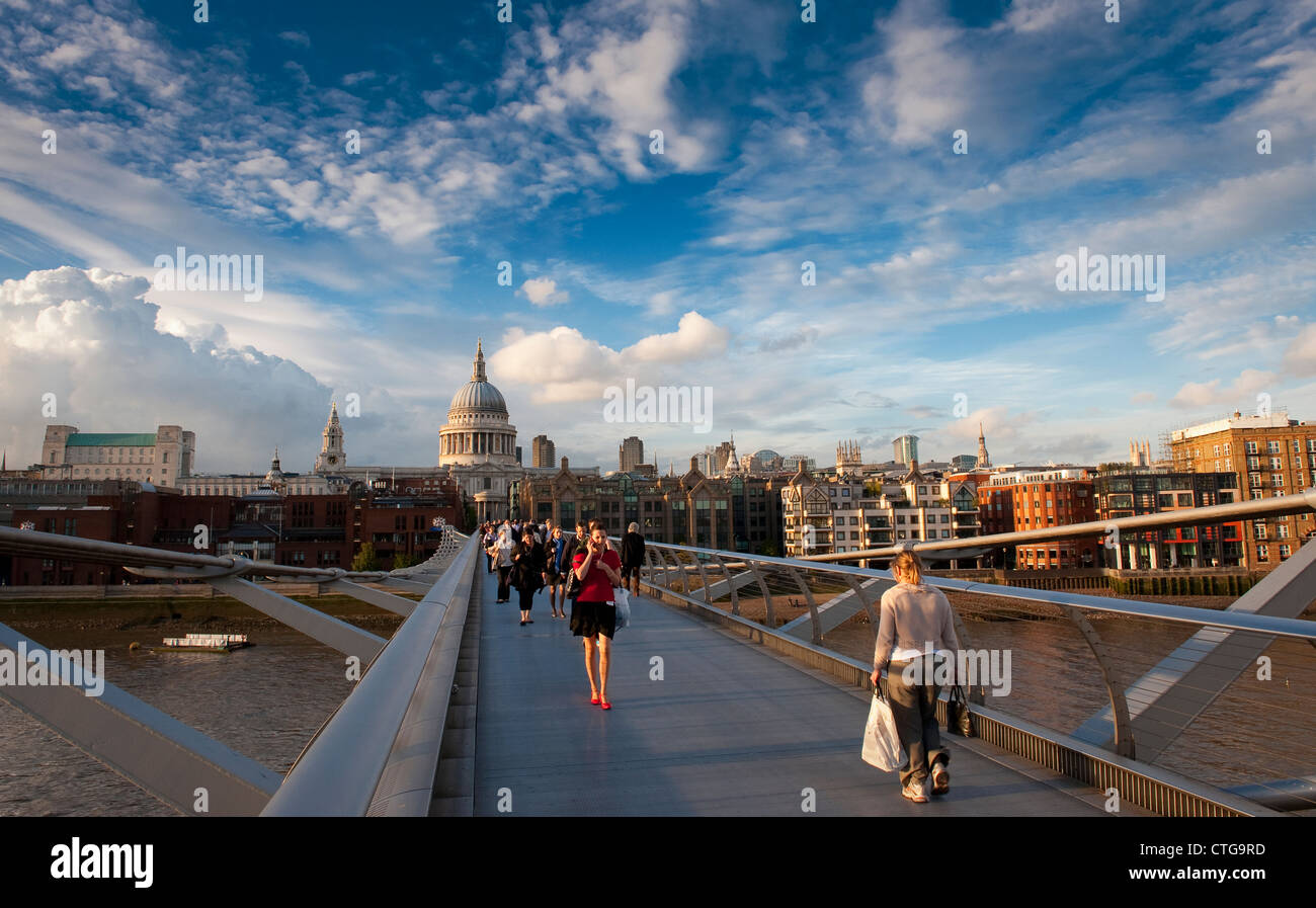 Il London Millennium Footbridge, che attraversano il fiume Tamigi nella City di Londra, Inghilterra. Foto Stock