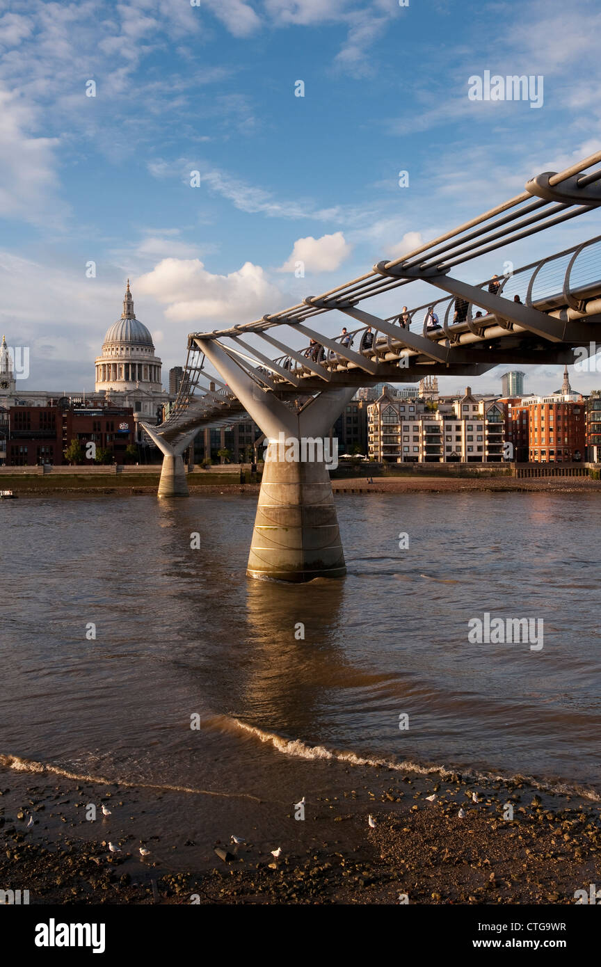 Il London Millennium Footbridge, che attraversano il fiume Tamigi nella City di Londra, Inghilterra. Foto Stock