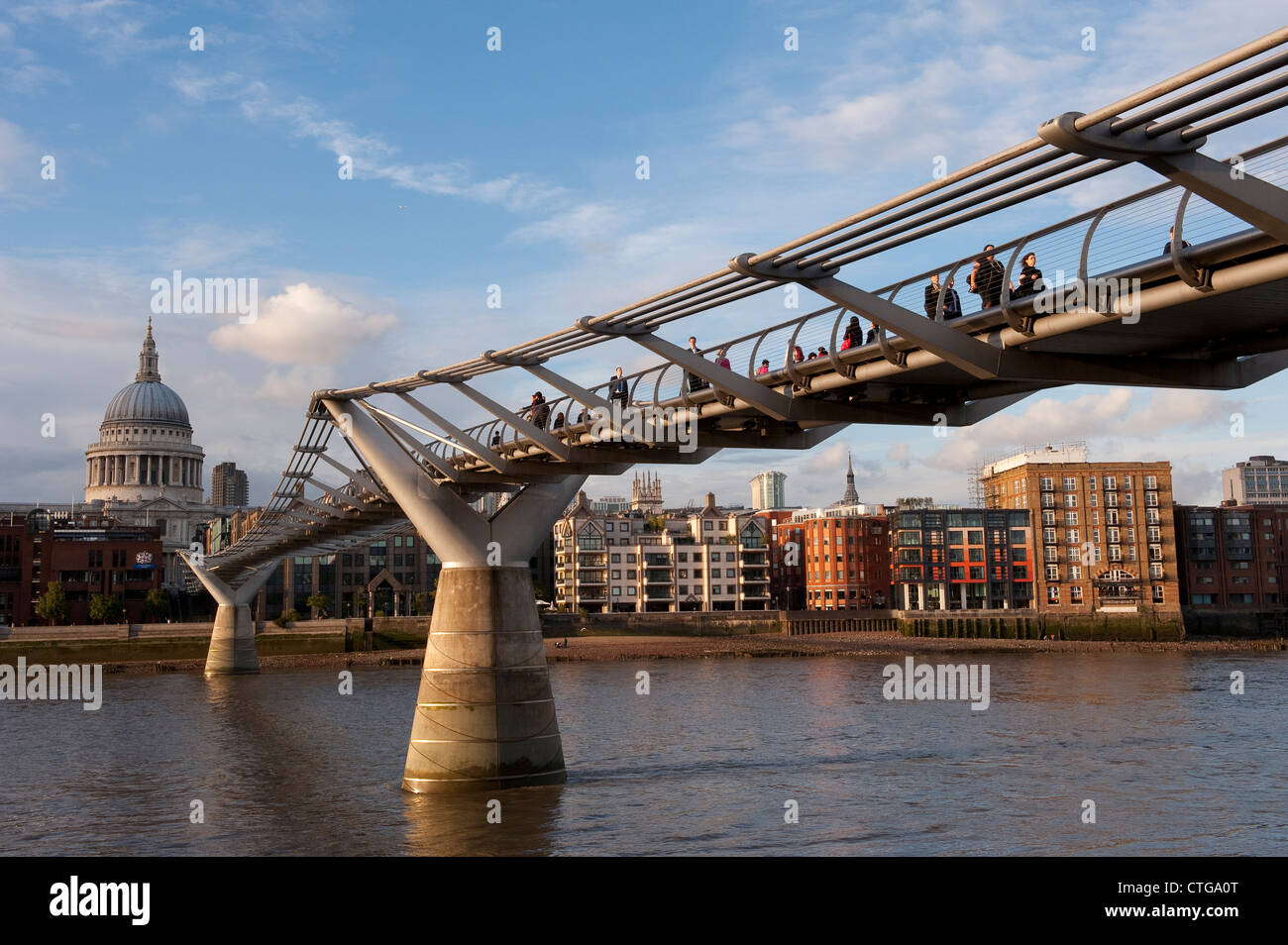 Il London Millennium Footbridge, che attraversano il fiume Tamigi nella City di Londra, Inghilterra. Foto Stock