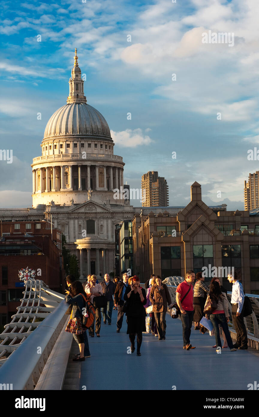 Il London Millennium Footbridge, che attraversano il fiume Tamigi e la Cattedrale di St Paul nella City di Londra, Inghilterra. Foto Stock