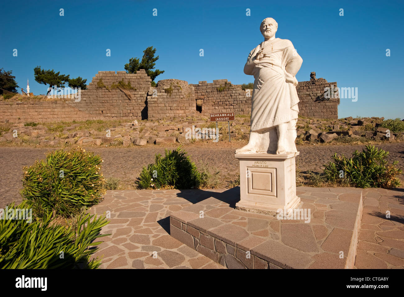 Aristotele statua che si trova nella parte anteriore del Assos antica città dove ha vissuto tre anni la Turchia Foto Stock