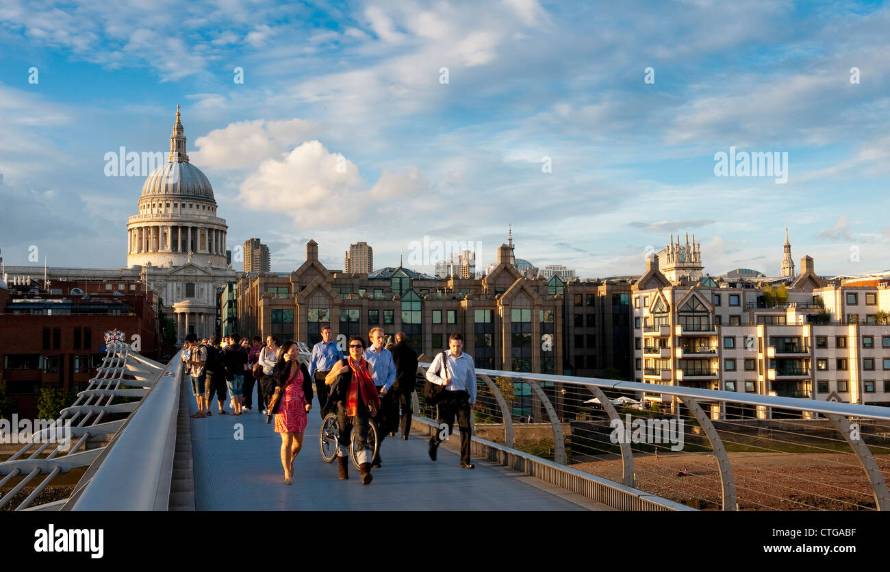 Il London Millennium Footbridge, che attraversano il fiume Tamigi nella City di Londra, Inghilterra. Foto Stock