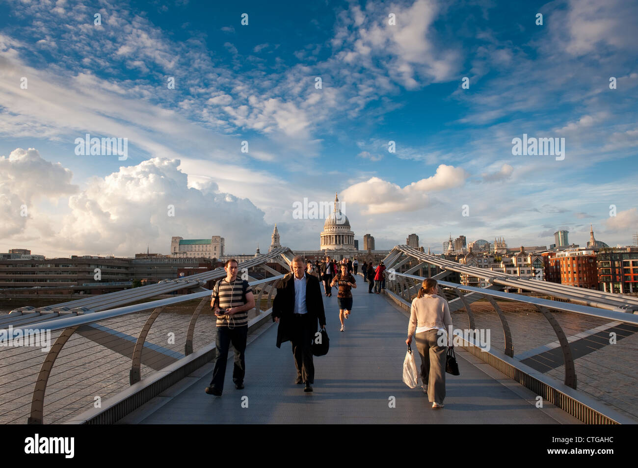 Il London Millennium Footbridge, che attraversano il fiume Tamigi nella City di Londra, Inghilterra. Foto Stock
