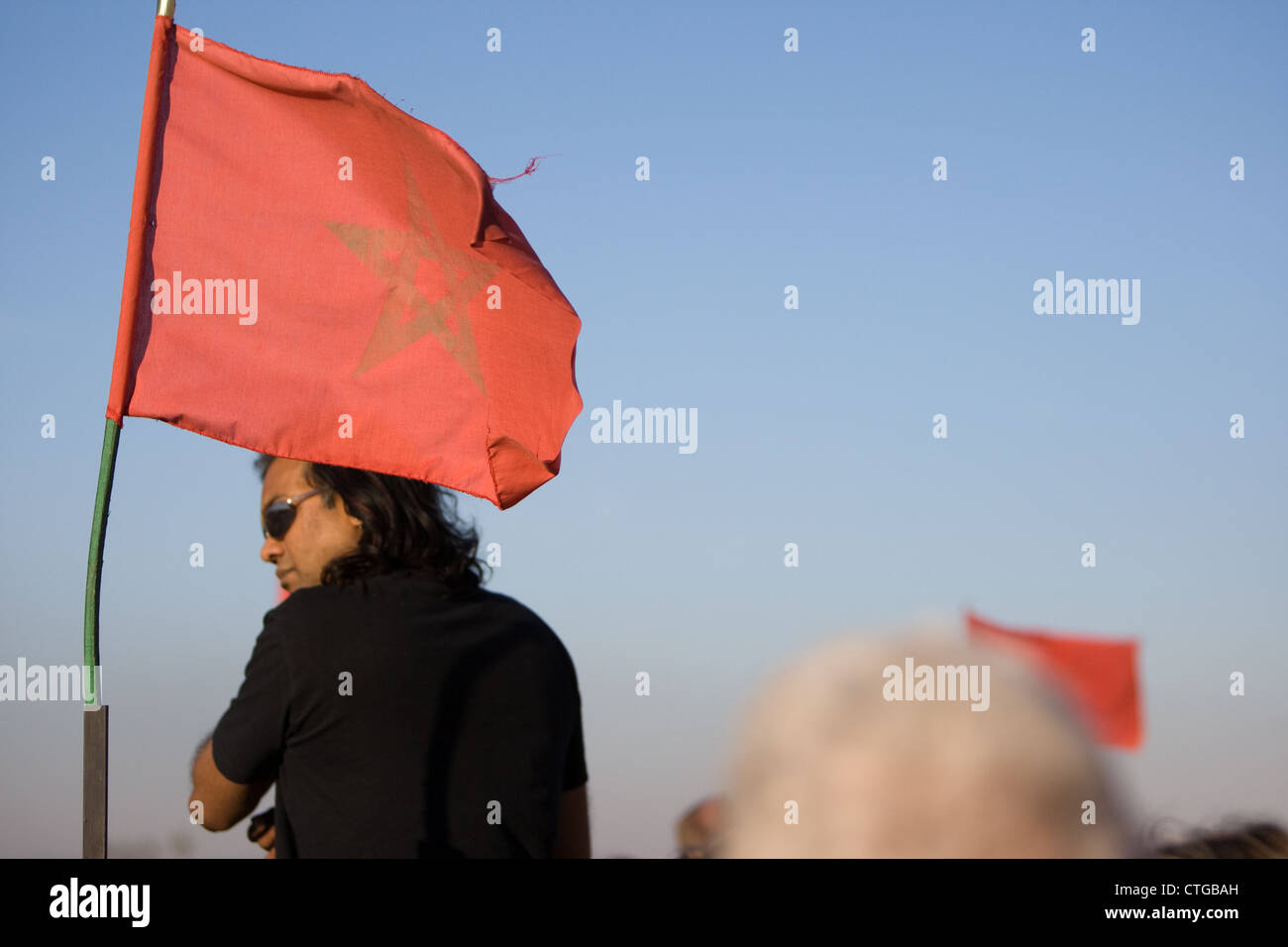 L uomo e la bandiera rossa del Marocco, a Marrakech. Foto Stock