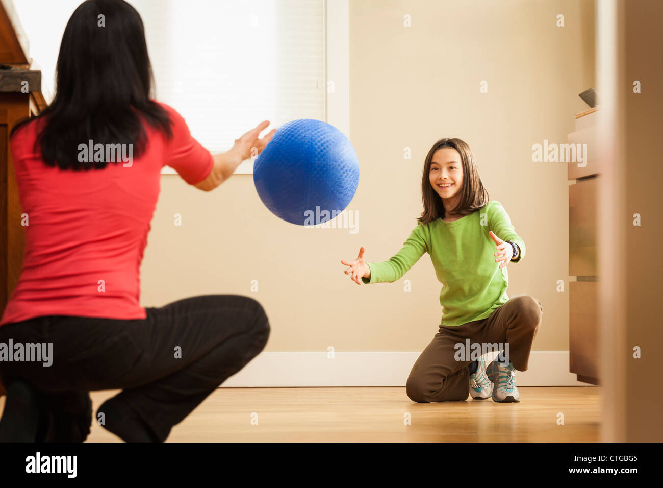 Madre e figlia giocando con sfera Foto Stock