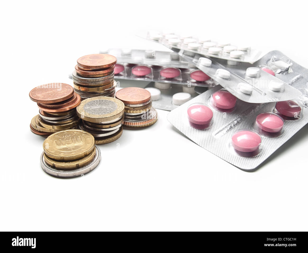 Denaro e varie pillole, per temi concettuale dell assistenza sanitaria e spese mediche Foto Stock