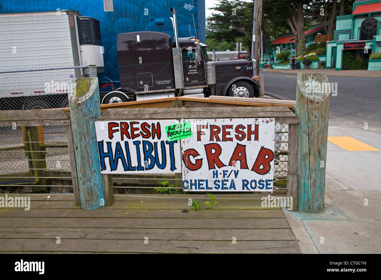 Segno di frutti di mare e un semi carrello, nel centro di Newport, Oregon Foto Stock