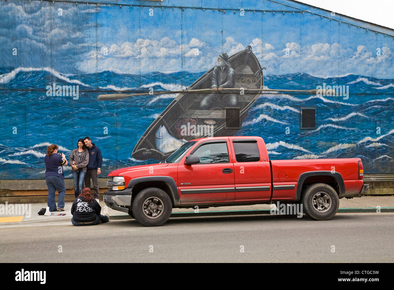 I turisti di passeggiare lungo la Main Street sul porto di Newport, Oregon, nel quartiere storico. Foto Stock