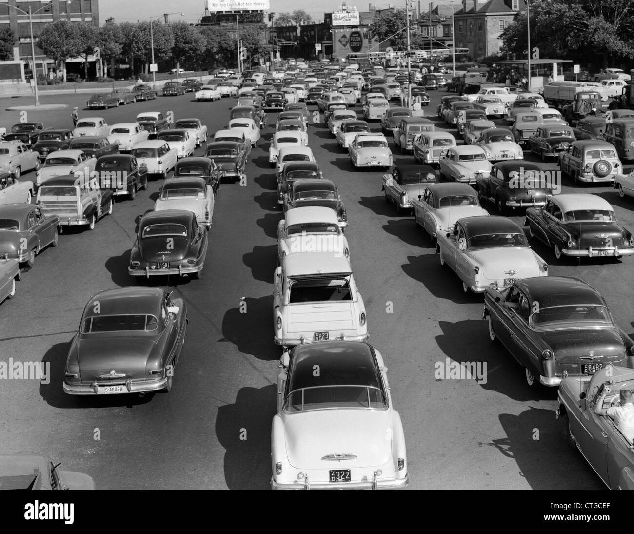 Anni Cinquanta numerose vetture in ingorghi di traffico per esterno Foto Stock
