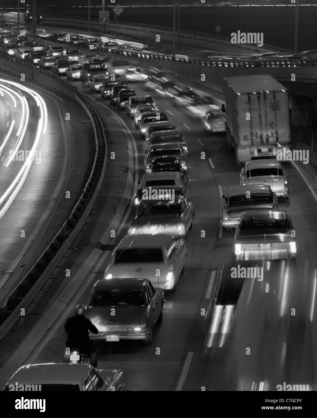 Anni sessanta vista notturna di autostrada strada notturna affollato AZIONE SFOCATE PER ESTERNO Foto Stock